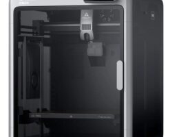 Impresora 3D Creality K2 Pro cerrada con cuerpo de aluminio y gran volumen