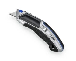 Cúter profesional Dahle 10891 de cuerpo metálico con guía automática y mango de goma