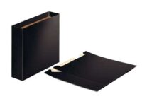 Cajetín de cartón Esselte color negro tamaño folio para archivadores de lomo 75mm, ideal para organización de documentos y almacenamiento de oficina.