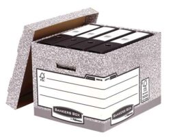 Contenedor de archivos Fellowes Bankers Box de montaje automático en color gris apilado en estantería de oficina